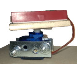 Mini Servo mit Breadboard für den Ultraschall Sensor.