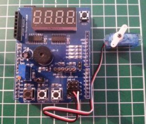 Servo SG90 am Multifunktionalem Shield