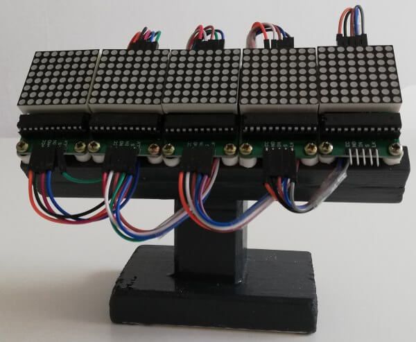 MAX7219 Shields auf einem Stativ