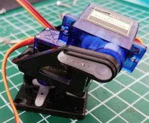 Zweiter Servomotor in das Ruderhorn gesteckt.