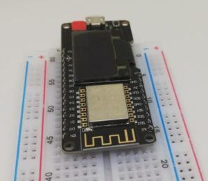 NodeMCU auf einem Steckbrett verbaut