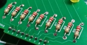 eingelötete, 220 Ohm Widerstände auf der Platine