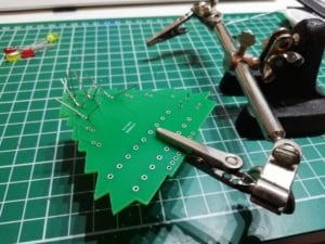 Weihnachtsbaum einlöten der LEDsWeihnachtsbaum einlöten der LEDs