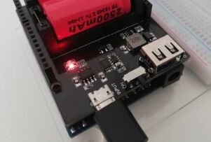 Batteryshield beim Ladevorgang, die rote LED leuchtet auf