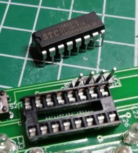 Einsetzen des ICs in den Sockel