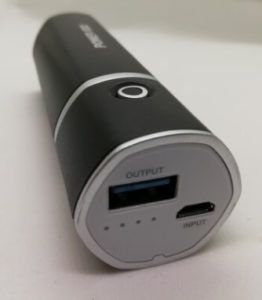 Einfache Powerbank mit Micro USB Buchse zum aufladen und USB Typ A Buchse zur Stromabnahme.