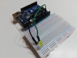 Aufbau der Schaltung um eine LED als Lichtsensor zu verwenden.