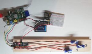 Raspberry PI Modell B+ mit Adafruit PCA9685 Modul und 3 Servomotoren vom Typ SG90