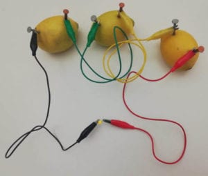 Zitronenbatterie mit einer gelben, 5mm LED