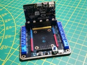 Expansionboard mit aufgestecktem BBC micro:bit