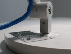 Gelenk der Tischleuchte montiert