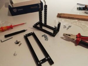 Aufbau des Gerüsts für das I/O Side Panel Totem Mini Lab mit I/O Side Panel auf dem Schreibtisch