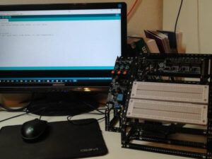 Totem Mini Lab mit I/O Side Panel auf dem Schreibtisch