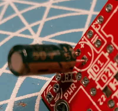 Einbau eines Elektrolytkondensators auf einer Platine