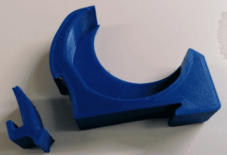 Zerbrochener Hutshienenadapter für den Shelly