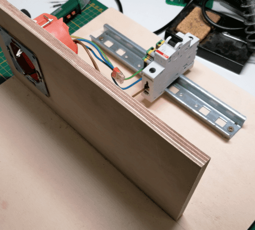 Aufbau für die Montage einer Hohlwanddose inkl. Hutschiene