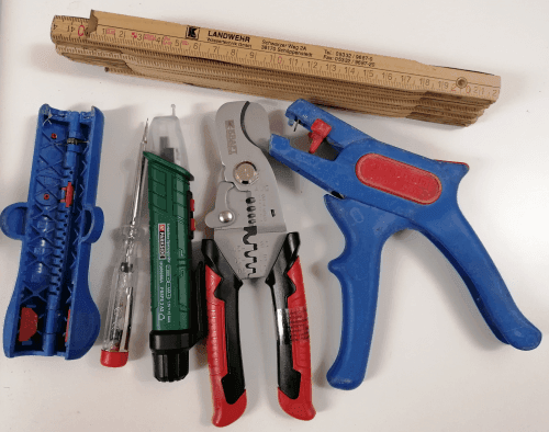 Wergzeuge zum Aufbau einer Schaltung mit 230V Spannung