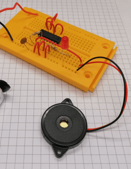 Aufbau der Schaltung aus dem zwölften Türchen des Conrad Adventskalender 2021