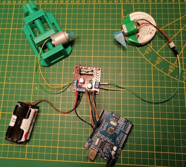 Aufbau der Schaltung - Arduino UNO mit H-Brücke L298N und 2 DC Motoren