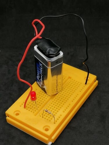 Schaltung - LED mit Vorwiderstand am 270 Pin Steckbrett, Stromversorgung über 9V Blockbatterie