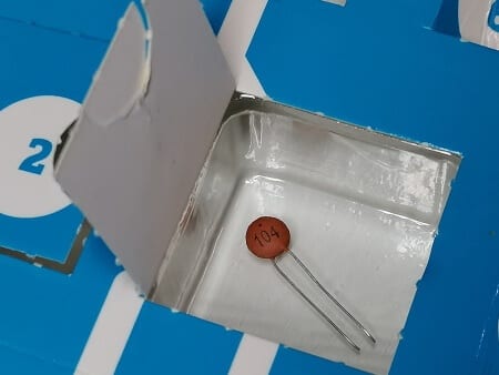 100nF Keramikkondensator aus dem sechzehnten Türchen des Conrad Adventskalender 2021