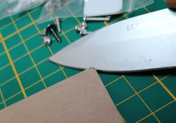 entfernen der Schutzfolie einer Acrylplatte