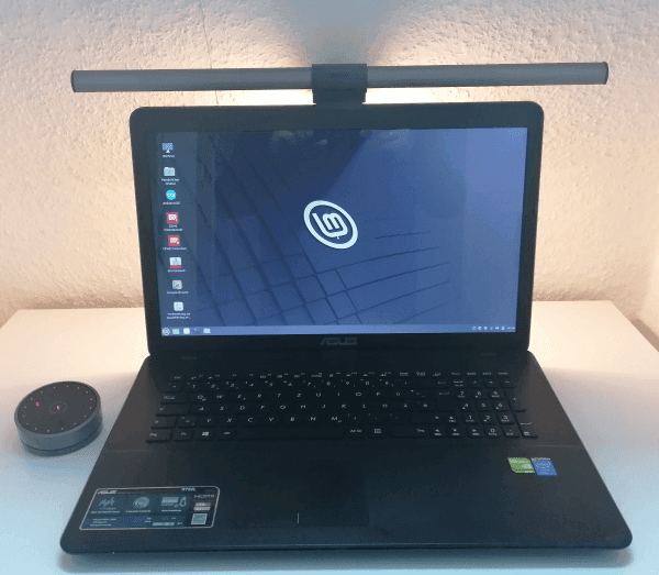 Screenbar Halo am Laptop mit Backlight