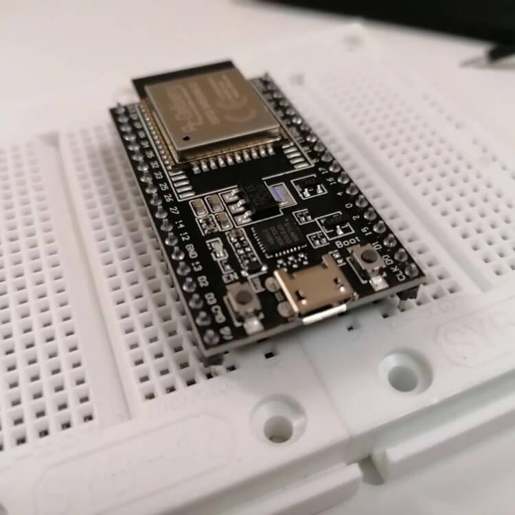 ESP32 auf 2 gesteckte Breadboards