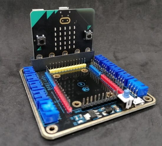 BBC micro:bit V2.2 auf Adapterplatine gesteckt