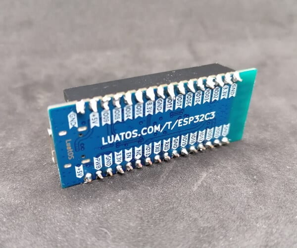 Rückseite des ESP32-C3 mit Webadresse