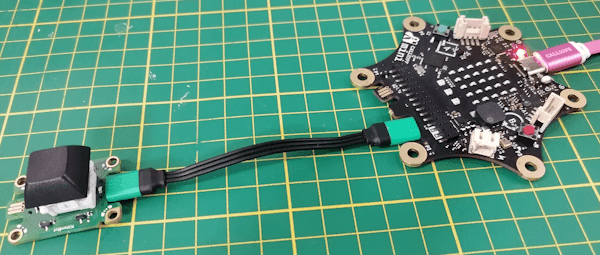 Calliope Mini 3 mit Taster über JacDac Schnittstelle verbunden