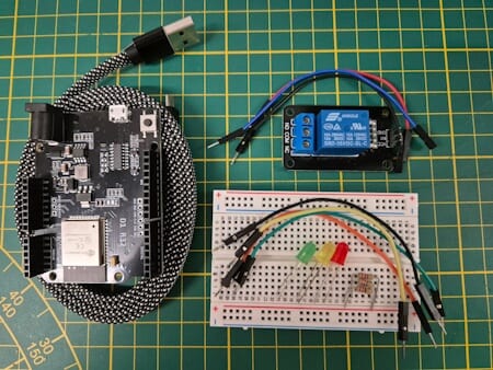 Bauteile für die Schaltung - ESP32 D1 R32 mit LEDs und Relais