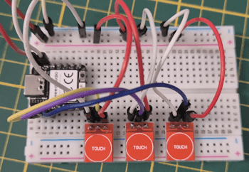 XIAO RP2040 mit drei Touchsensoren auf Breadboard