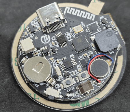 Rückseite des runden runden Mikrocontrollers mit Sensoren und Aktoren