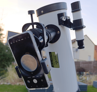 Samsung S24 mit Halterung am Teleskop