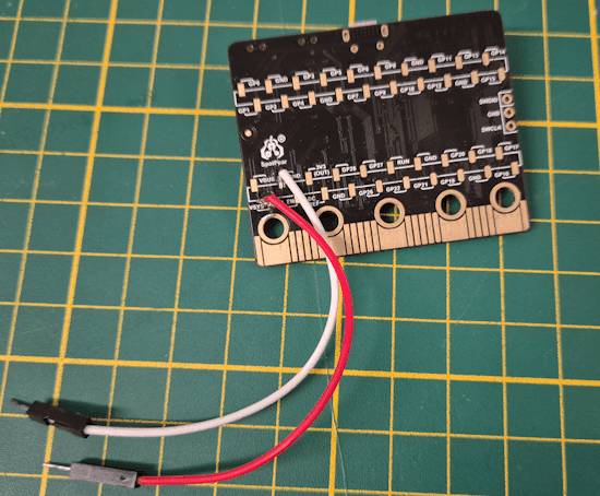 RP2040:bit mit zwei Breadboardkabel für externe Stromversorgung