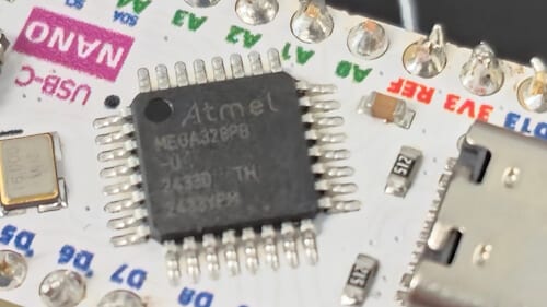 Atmel MEGA328P8 Chip auf dem Color Nano V4