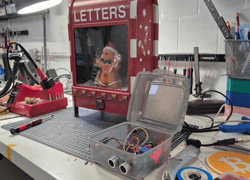 Schaltung mit Weihnachtsdeko