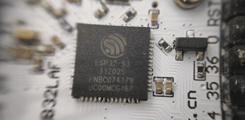 ESP32-S3 Chip auf dem Heltec LoRa 32 Mikrocontroller
