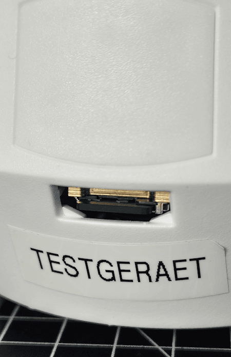 SD-Kartenslot auf der Rückseite des air-Q Radon