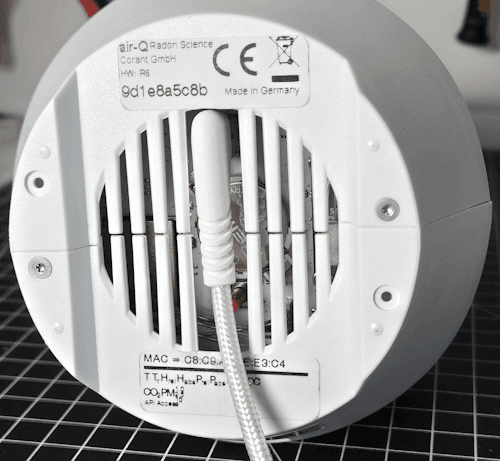 air-Q Radon - USB-Stecker verdeckt den RESET-Taster