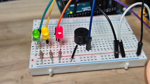 LEDs und Buzzer auf Breadboard