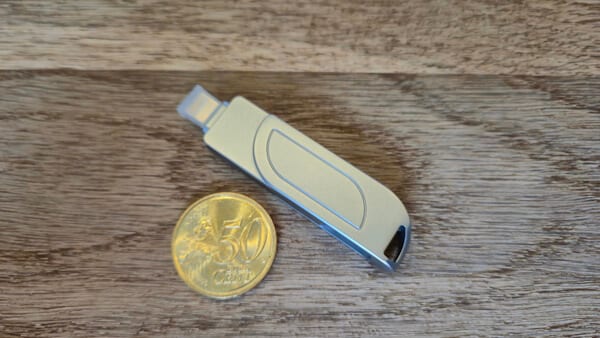 Gaulau - 128GB USB-Stick  - Grössenvergleich