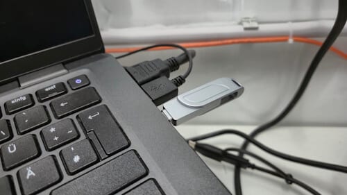 Gaulau USB -Stick im Laptop an USB-C Schnittstelle