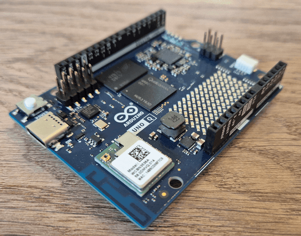 Arduino UNO Q von der Seite