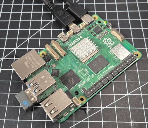 Raspberry Pi 5 im Desktopbetrieb mit HDMI und Maus-Tastatur Dongle
