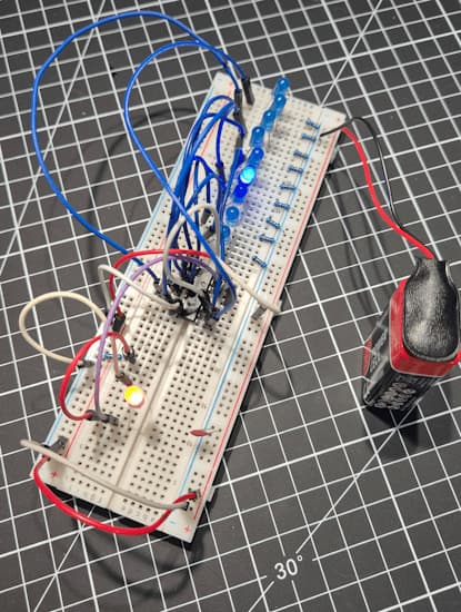 Dekadenzähler CD4017BE für ein Lauflicht - als Takt wird eine blink LED verwendet
