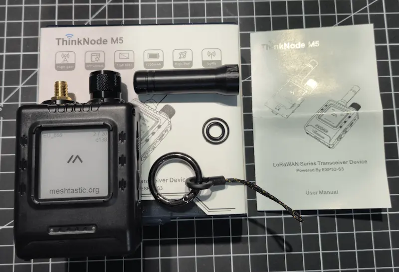 Lieferumfang des ThinkNode M5 von Elecrow mit Gerät, LoRa-Antenne, USB-C-Kabel und Zubehör