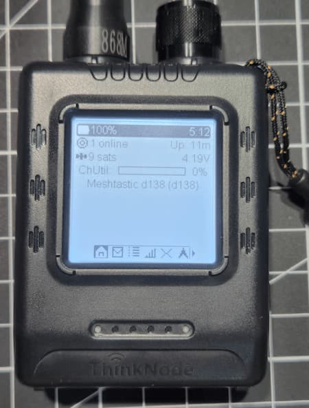 Startbildschirm des ThinkNode M5 mit Informationen zu Geräten in der Nähe, Satelliten und Meshtastic-ID