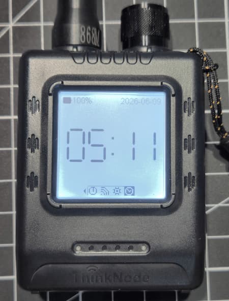 Uhrzeitanzeige auf dem E-Paper-Display des ThinkNode M5